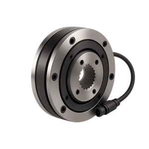 Nahaufnahme eines runden, metallischen mechanischen Bauteils mit Schrauben und einem angeschlossenen Kabel, vermutlich ein elektromagnetischer Kupplungsmechanismus.