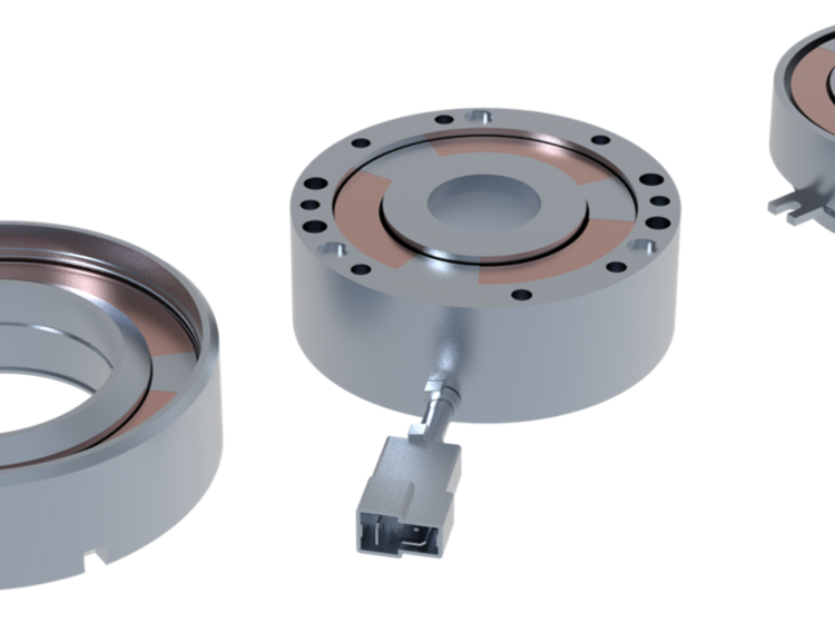 Drei unterschiedlich große kreisförmige elektronische Bauteile mit Anschlusskabeln, angeordnet auf weißem Hintergrund.