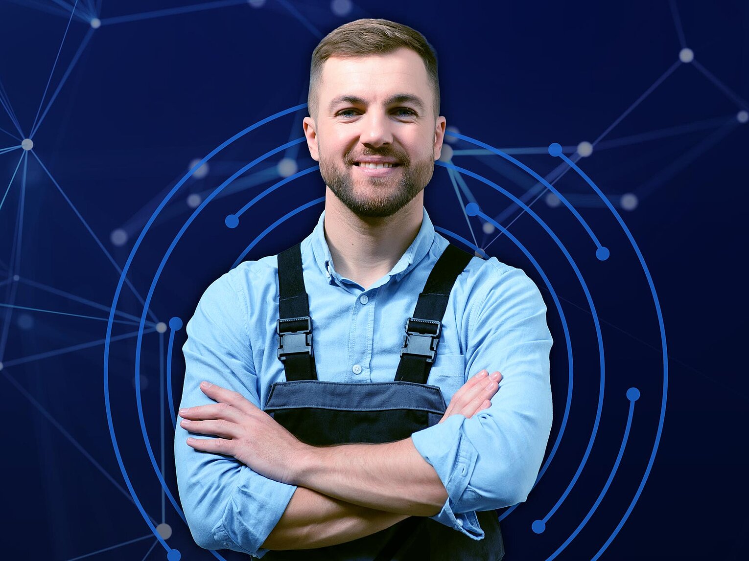 Junger Mann in Arbeitskleidung steht mit verschränkten Armen vor einem digitalen, vernetzten Hintergrund.