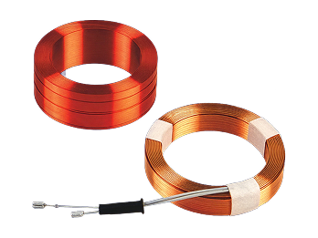 Zwei kupferfarbene Spulen mit Draht, eine vollständig aufgerollt, die andere teilweise abgewickelt mit Anschlusskabeln.